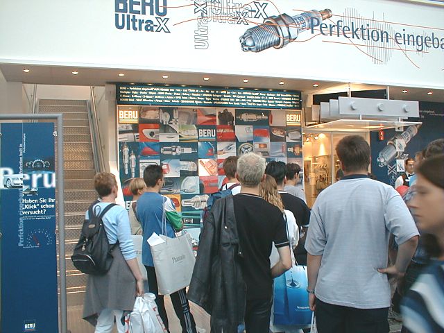 Die integrierte Spielfunktion der Wand sorgte für reges Besucherinteresse auf der IAA 1999.